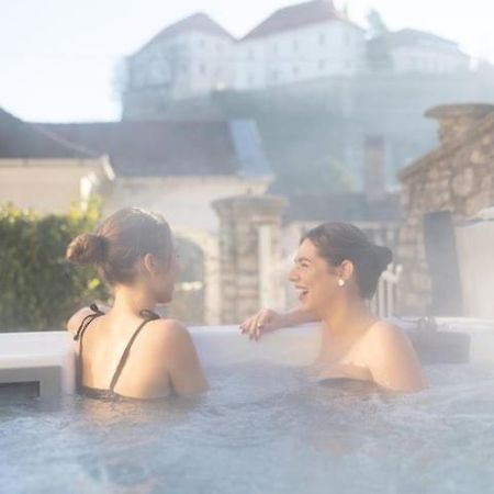 Frida Apartman, Exkluziv Varpanoramaval, A Belvaros Sziveben, Ingyenes Parkolassal Veszprém Esterno foto