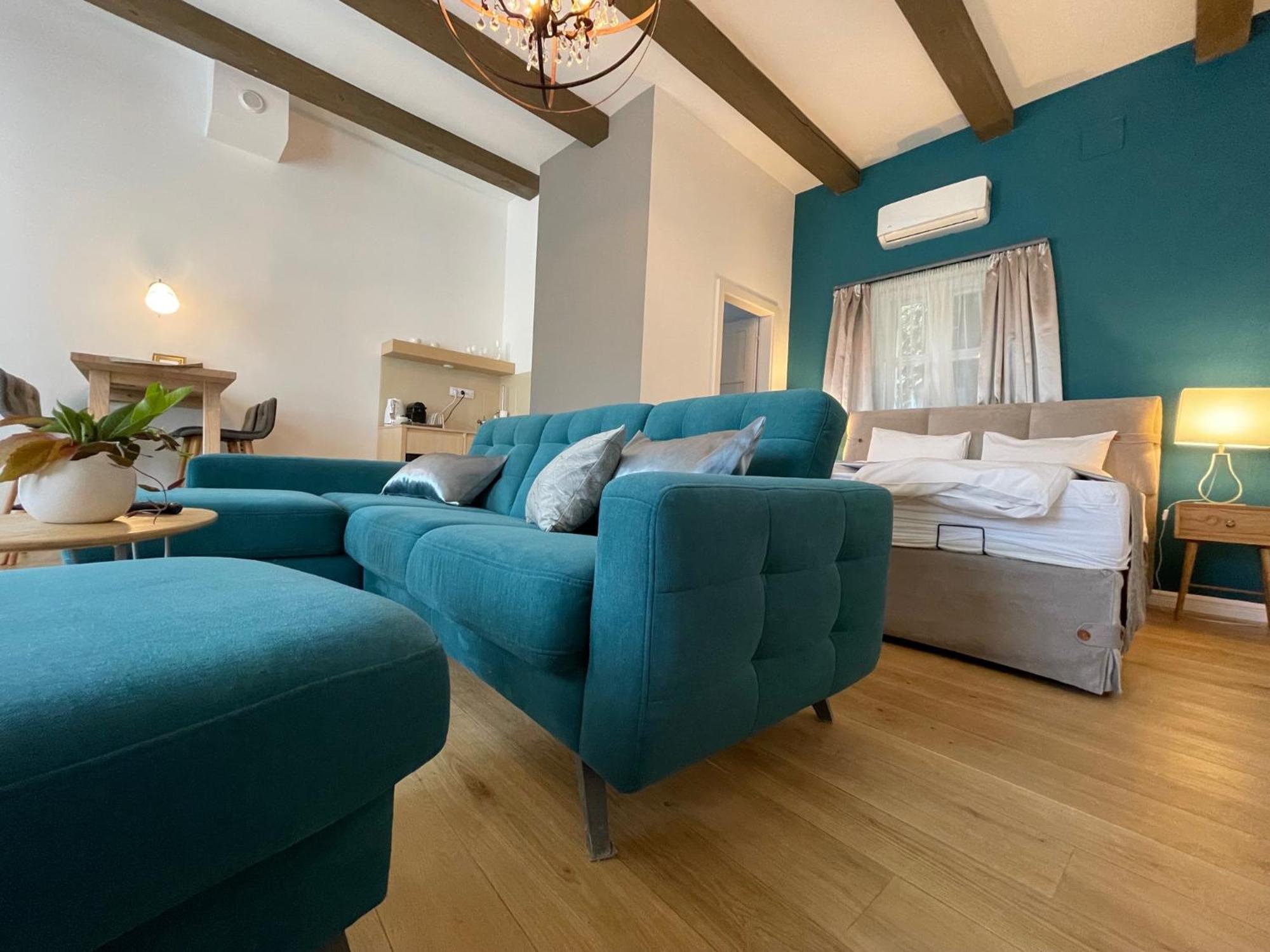 Frida Apartman, Exkluziv Varpanoramaval, A Belvaros Sziveben, Ingyenes Parkolassal Veszprém Esterno foto