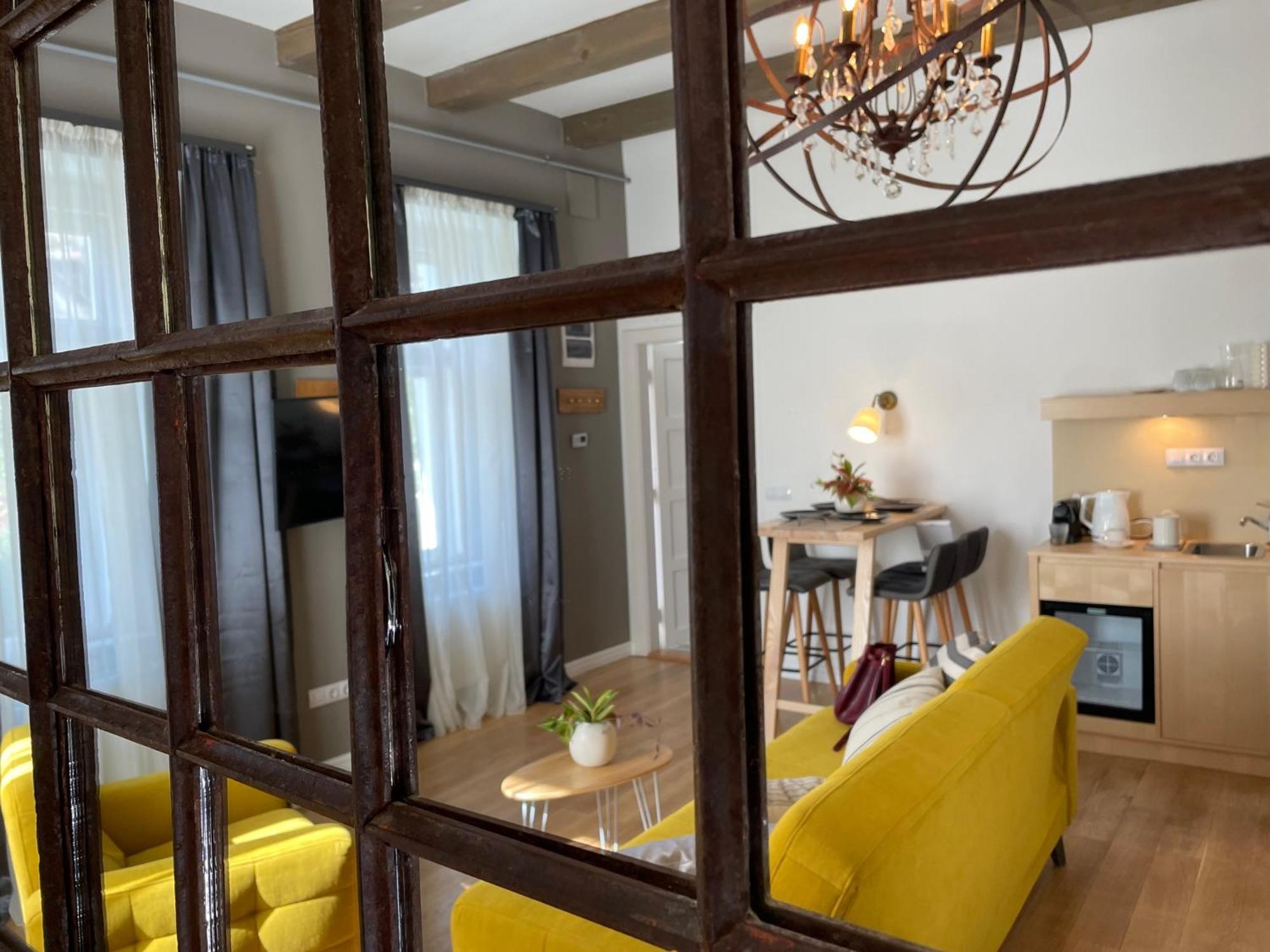 Frida Apartman, Exkluziv Varpanoramaval, A Belvaros Sziveben, Ingyenes Parkolassal Veszprém Esterno foto