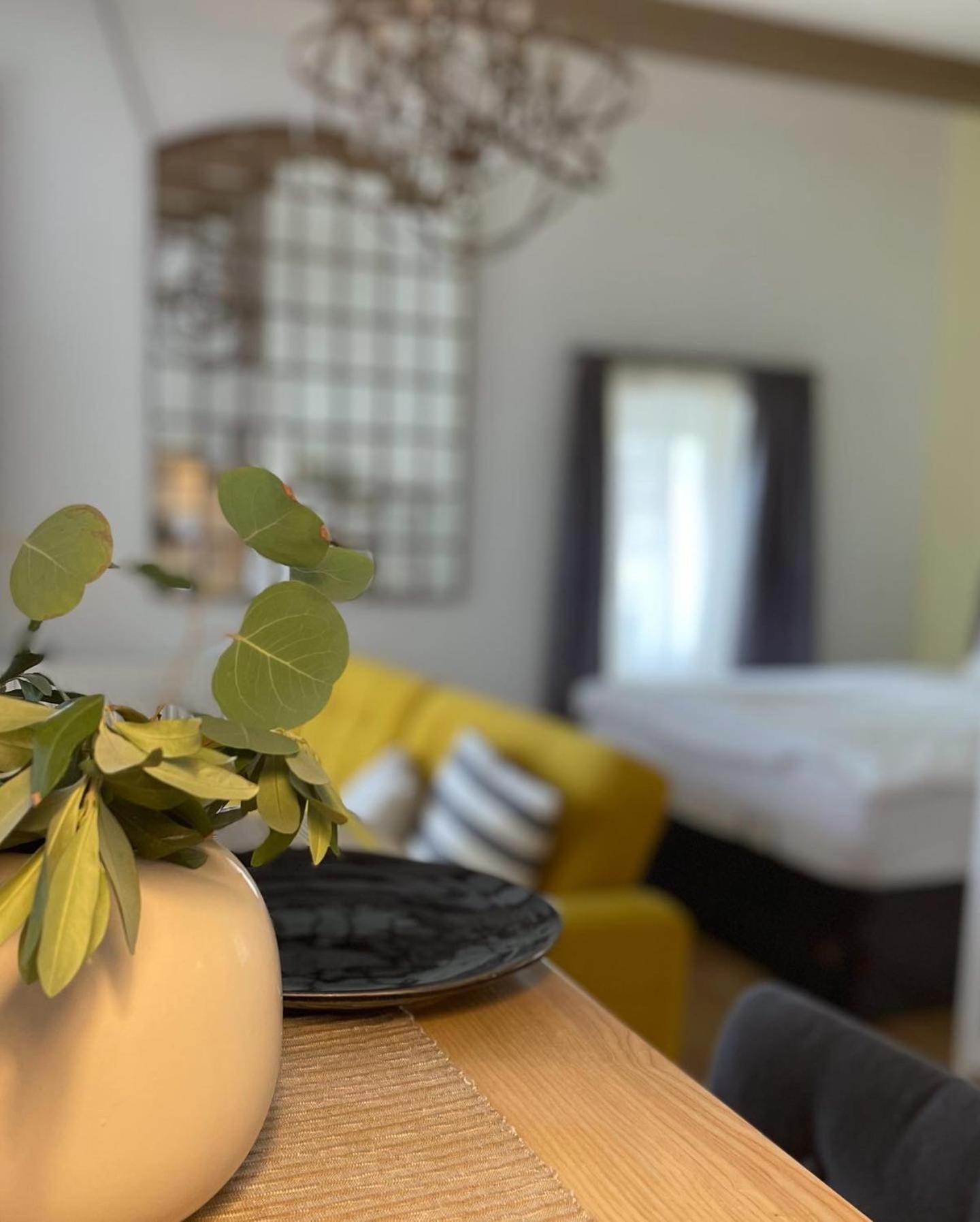 Frida Apartman, Exkluziv Varpanoramaval, A Belvaros Sziveben, Ingyenes Parkolassal Veszprém Esterno foto